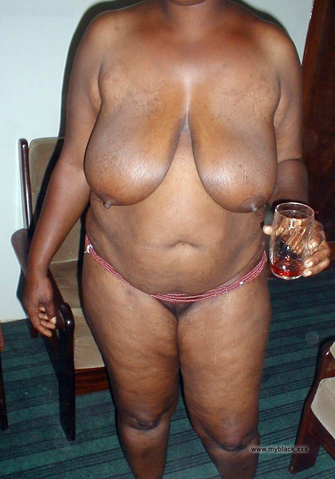 Amateur Ebony Mom - Chubby black mom in this amateur nude photos. Photo #3